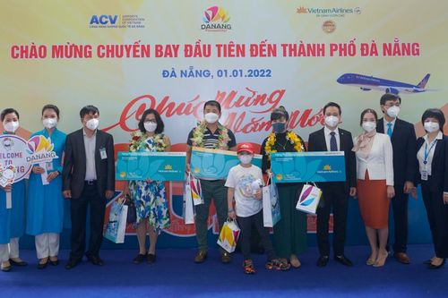 Đà Nẵng đón những du khách đầu tiên 'xông đất' năm 2022