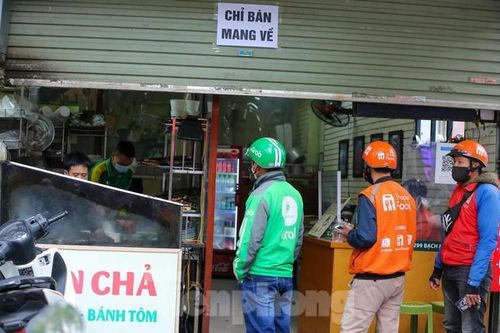Ngày đầu năm 2022, một số hàng quán ăn uống ở quận Đống Đa được đón khách