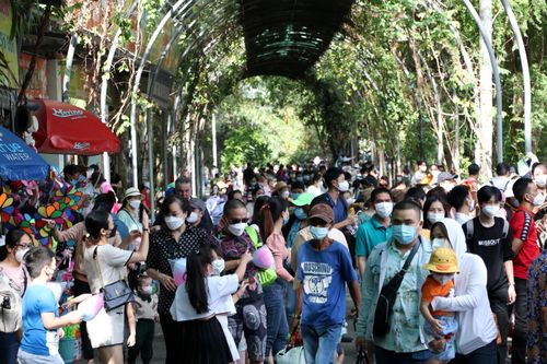 Nghìn người chen chân ở Thảo Cầm Viên ngày đầu năm