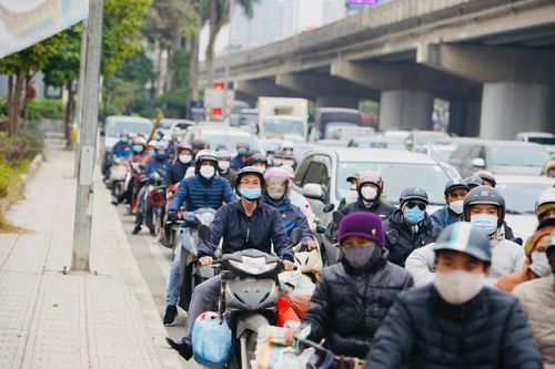Giao thông cửa ngõ Thủ đô ùn tắc, nội đô thông thoáng trong ngày đầu năm mới