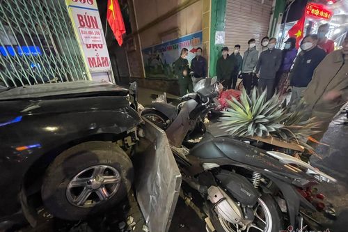 Ô tô 'điên' húc gãy cây, ủi loạt xe máy lên vỉa hè ở Quảng Ninh