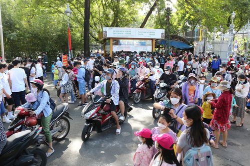 Thảo cầm viên Sài Gòn 'quá tải' người đến vui chơi trong ngày đầu năm 2022