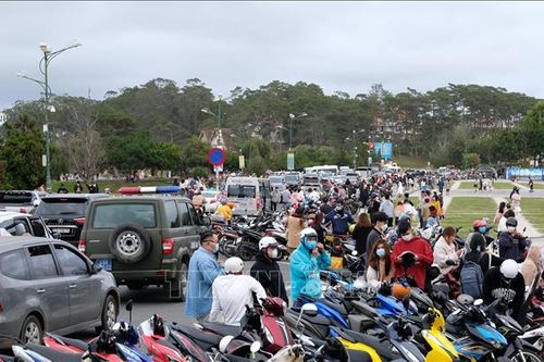 Đà Lạt tấp nập du khách trong ngày đầu năm mới