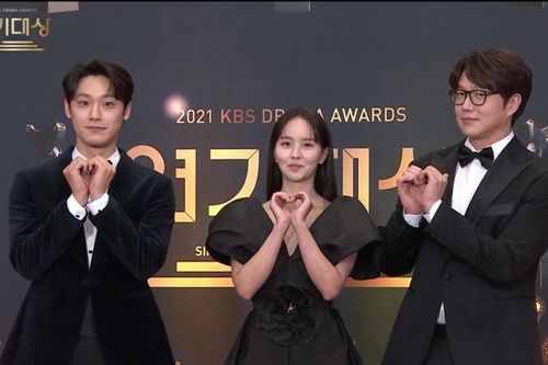 Thảm đỏ 'KBS Drama Awards 2021': Jeon So Min 'chặt đẹp' Kim So Hyun, Krystal xinh đẹp như nữ thần