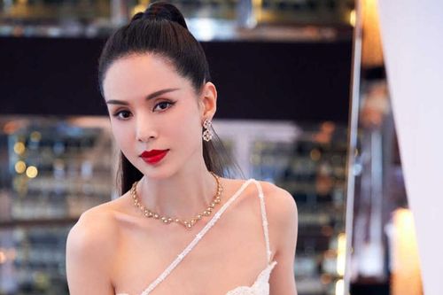 Tiểu Long Nữ khoe cận nét gương mặt tuổi U60 sau khi gây 'choáng' với vòng eo săn chắc