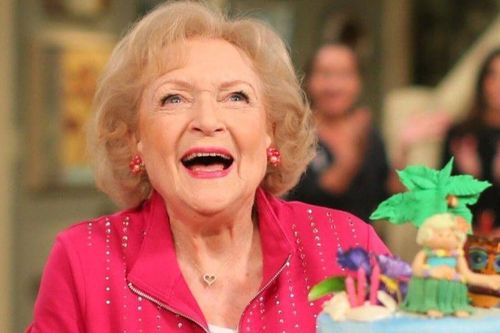 Nữ ngôi sao quyền lực Hollywood Betty White qua đời ở tuổi 99