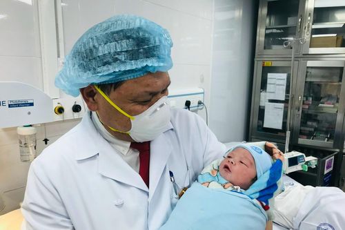 Ngắm nhìn những công dân nhí chào đời lúc 0h của năm 2022