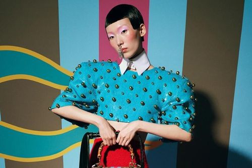 Gucci gây tranh cãi với bức ảnh người mẫu cầm roi da