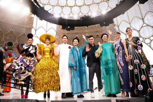 Show diễn thời trang Việt Nam 'tỏa sáng' ở World EXPO
