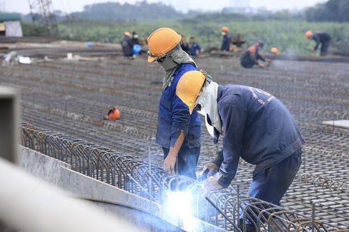 Công trình thi công cầu Vĩnh Tuy 2 vẫn hoạt động ngày đầu năm