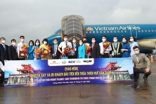 Đón những du khách đầu tiên đến tham quan Huế bằng đường hàng không