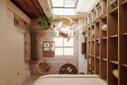 Khung cảnh tường sách cao chót vót định hình lại vẻ yên bình và ấm áp của ngôi nhà cổ