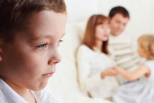 Những điều cha mẹ không nên làm trước mặt con cái