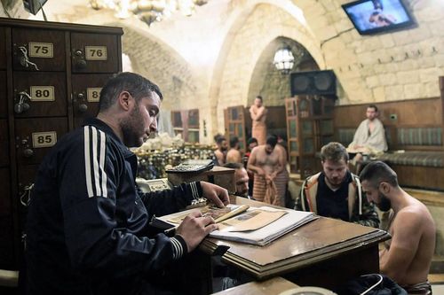 Người dân Syria đổ xô đi tắm hơi công cộng vì thiếu điện