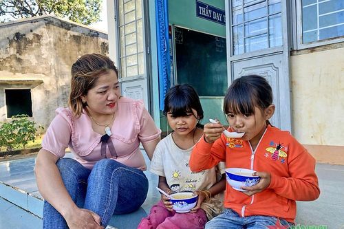 Bát cháo và tấm lòng chị Việt