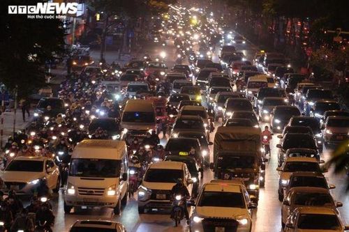 Đường Hà Nội ùn tắc, TP HCM thông thoáng sau nghỉ lễ