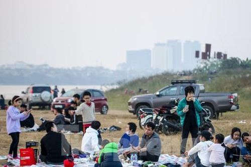 Người dân Thủ đô rủ nhau cắm trại dưới chân cầu Vĩnh Tuy dịp nghỉ lễ