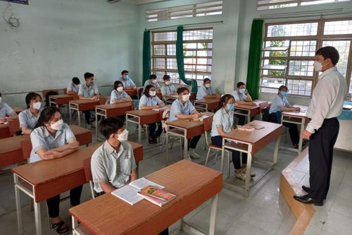 Học sinh khối lớp 9 và 12 ở Tiền Giang trở lại trường