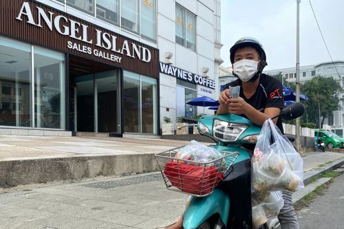Shipper ở TP.HCM chạy đua trong một tiếng ăn trưa của dân văn phòng