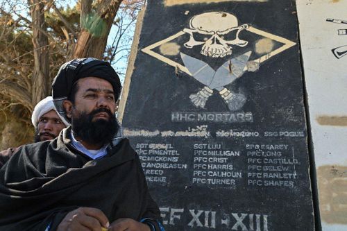 Taliban phô trương bức tường từ căn cứ quân đội Mỹ