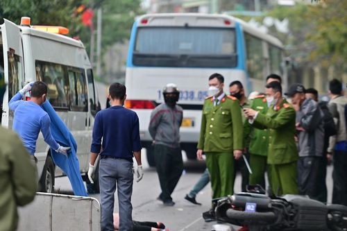 Xe chở công nhân va chạm xe máy, bé gái 8 tuổi ở Cẩm Phả tử vong