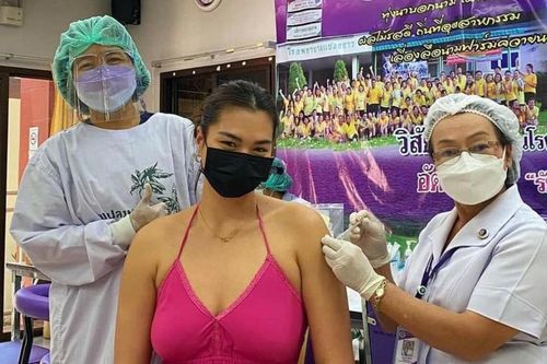 Miss Universe Thái Lan gây tranh cãi khi đi tiêm vaccine vì trang phục không phù hợp