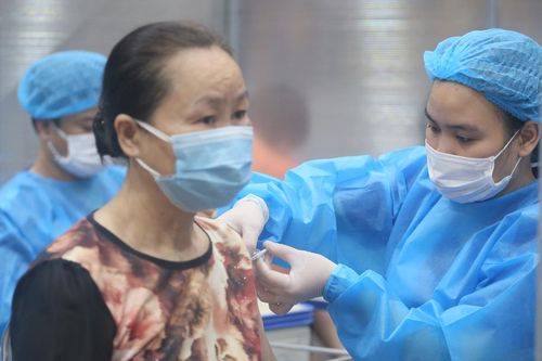 Chiều 4/1: Việt Nam tiếp nhận hơn 195 triệu liều vaccine phòng COVID-19; TP HCM mở lại karaoke, bar, vũ trường, massage từ 10/1