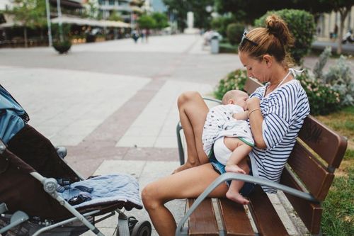 Anh cấm việc chụp hình phụ nữ cho con bú ở nơi công cộng