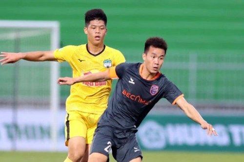 Văn Vũ nhận thẻ đỏ sau pha thúc cùi chỏ ngoại binh HAGL