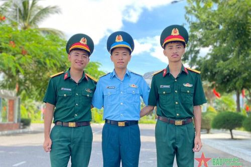 Ba anh em sinh ba chung chí hướng