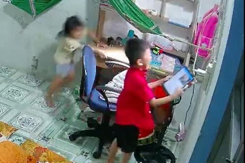 Cướp uy hiếp lấy máy tính bảng, 2 cháu nhỏ gào khóc gọi mẹ