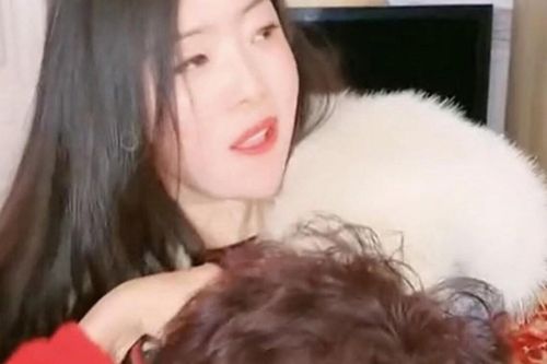 Phù dâu giấu giày cô dâu trước ngực rồi bắt chú rể tự tay lấy mới cho qua cửa