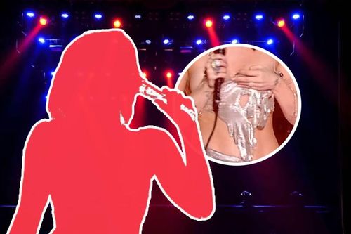 Hậu ôm ấp nam rapper, áo của nữ ca sĩ bất ngờ bị tuột ngay trên sân khấu và pha xử lý gây chú ý