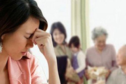Con dâu biếu quà Tết bố chồng chai rượu ngoại loại xịn bị ném ra ngoài sân vỡ toang