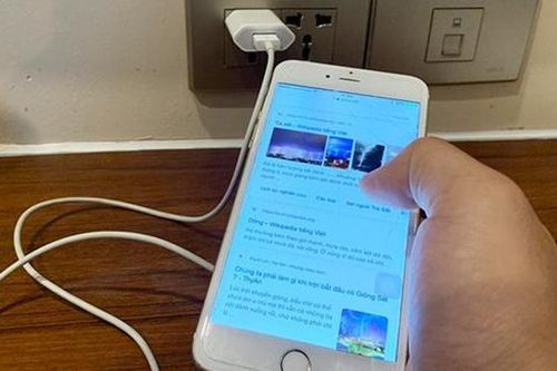 Vừa dùng điện thoại vừa sạc, nam sinh lớp 12 ở Thái Nguyên bị thương nặng bàn tay trái