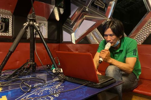 Nhân viên quán karaoke ở TP.HCM tất bật dọn dẹp trước ngày mở cửa