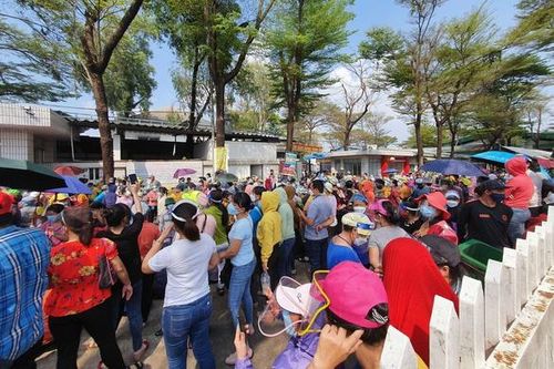 Hàng nghìn công nhân Pouchen ngừng việc, đòi tăng thưởng Tết