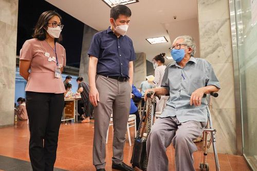 Quận Hoàn Kiếm: Yêu cầu đến tận nhà tiêm vaccine Covid-19 cho người không thể đi lại được