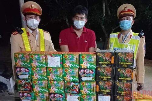 Quảng Bình bắt các đối tượng vận chuyển 100 kg pháo hoa nổ trái phép