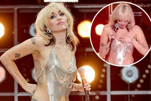 Gặp sự cố tuột áo hở trọn thân trên, Miley Cyrus vẫn bình tĩnh tiếp tục biểu diễn
