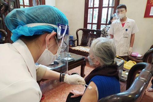 Hà Nội: Đến tận nhà tiêm vaccine cho người cao tuổi