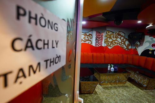 Karaoke ở TP.HCM dựng phòng cách ly, khử khuẩn chờ mở cửa