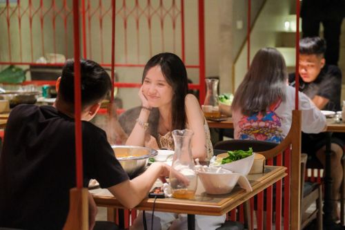 Nhiều khu vực trung tâm Hà Nội cho phép hàng ăn, uống mở bán tại chỗ