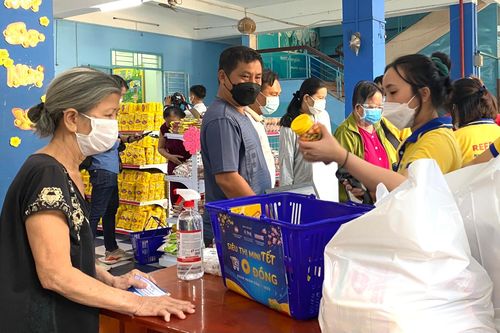 Người khó khăn ở TP.HCM sắm Tết tại Siêu thị 0 đồng