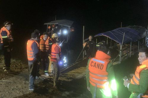 Lật thuyền, ông bà cùng cháu gái 10 tuổi mất tích