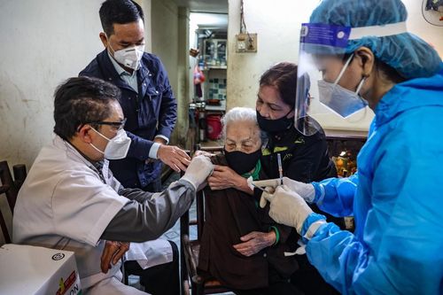 Hà Nội: Người dân xúc động được tiêm vaccine Covid-19 ngay tại nhà