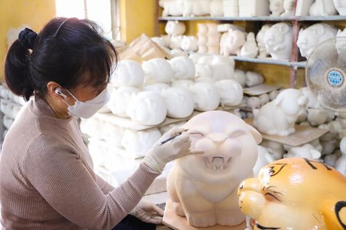 Bát Tràng tất bật làm hổ gốm phục vụ Tết Nhâm Dần 2022