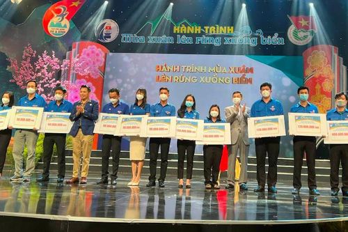 Trao học bổng 'Vòng tay nhân ái' cho 130 trẻ mồ côi