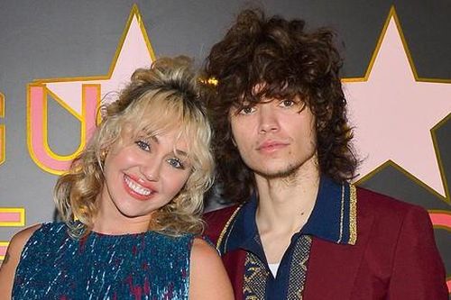 'Gái hư' Miley Cyrus hẹn hò tay trống Maxx Morando kém 6 tuổi