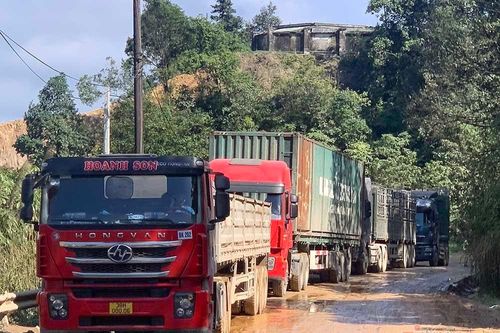 Ùn tắc đường lên cửa khẩu quốc tế Cầu Treo